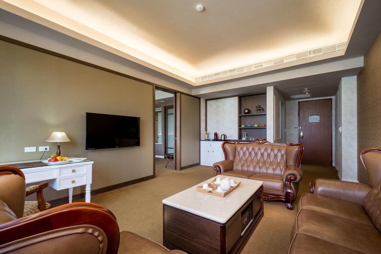 Royal Chiayi Hotel Exterior photo