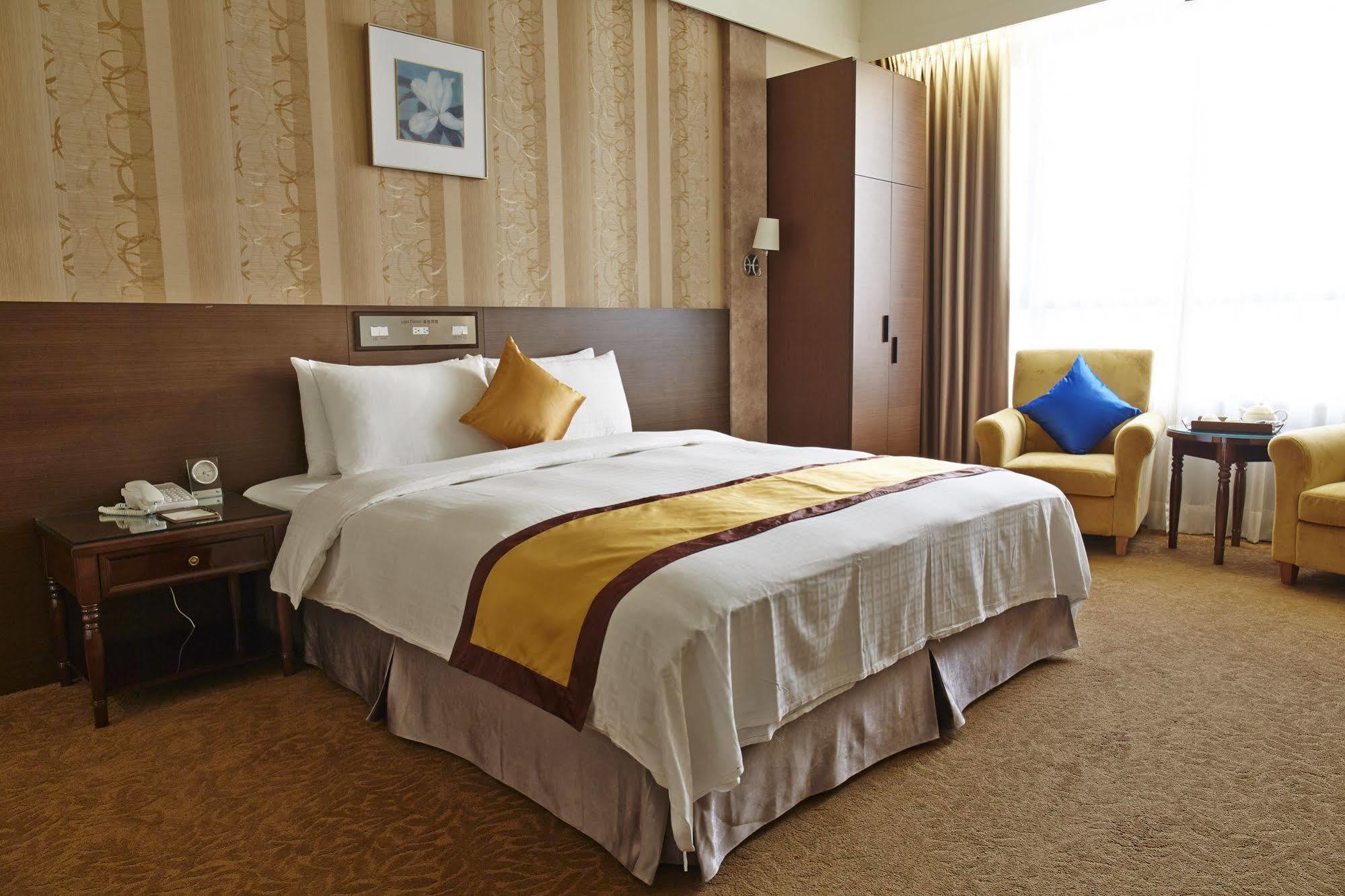 Royal Chiayi Hotel Exterior photo