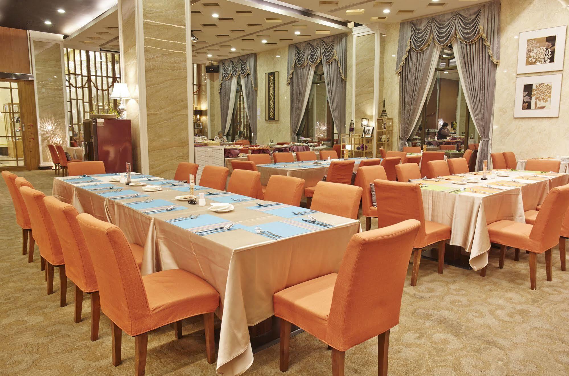 Royal Chiayi Hotel Exterior photo