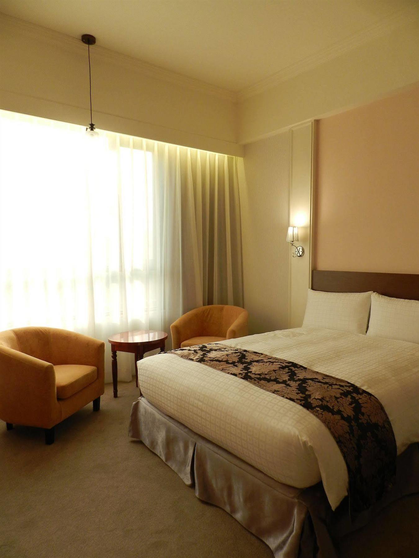 Royal Chiayi Hotel Exterior photo