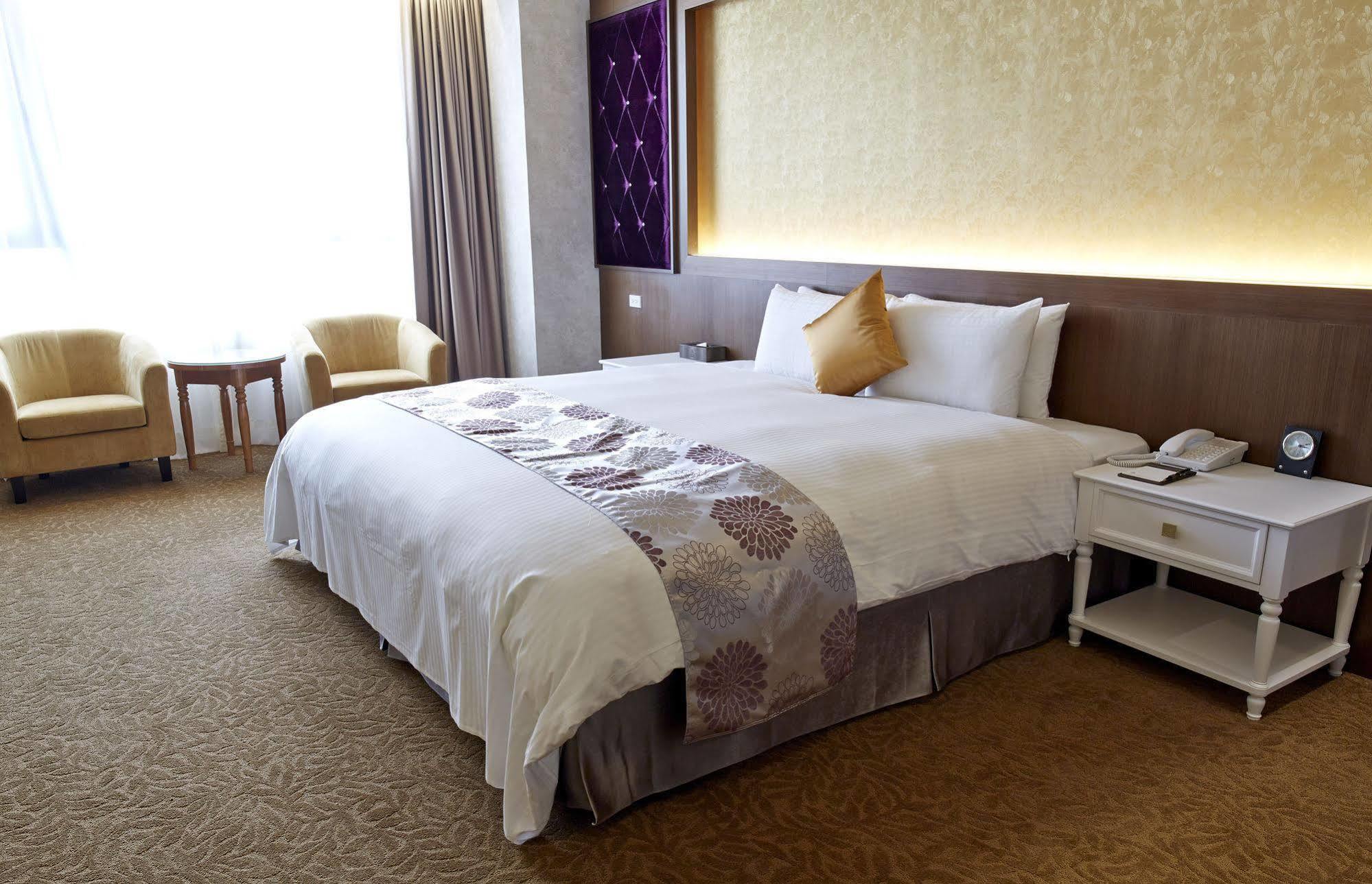 Royal Chiayi Hotel Exterior photo