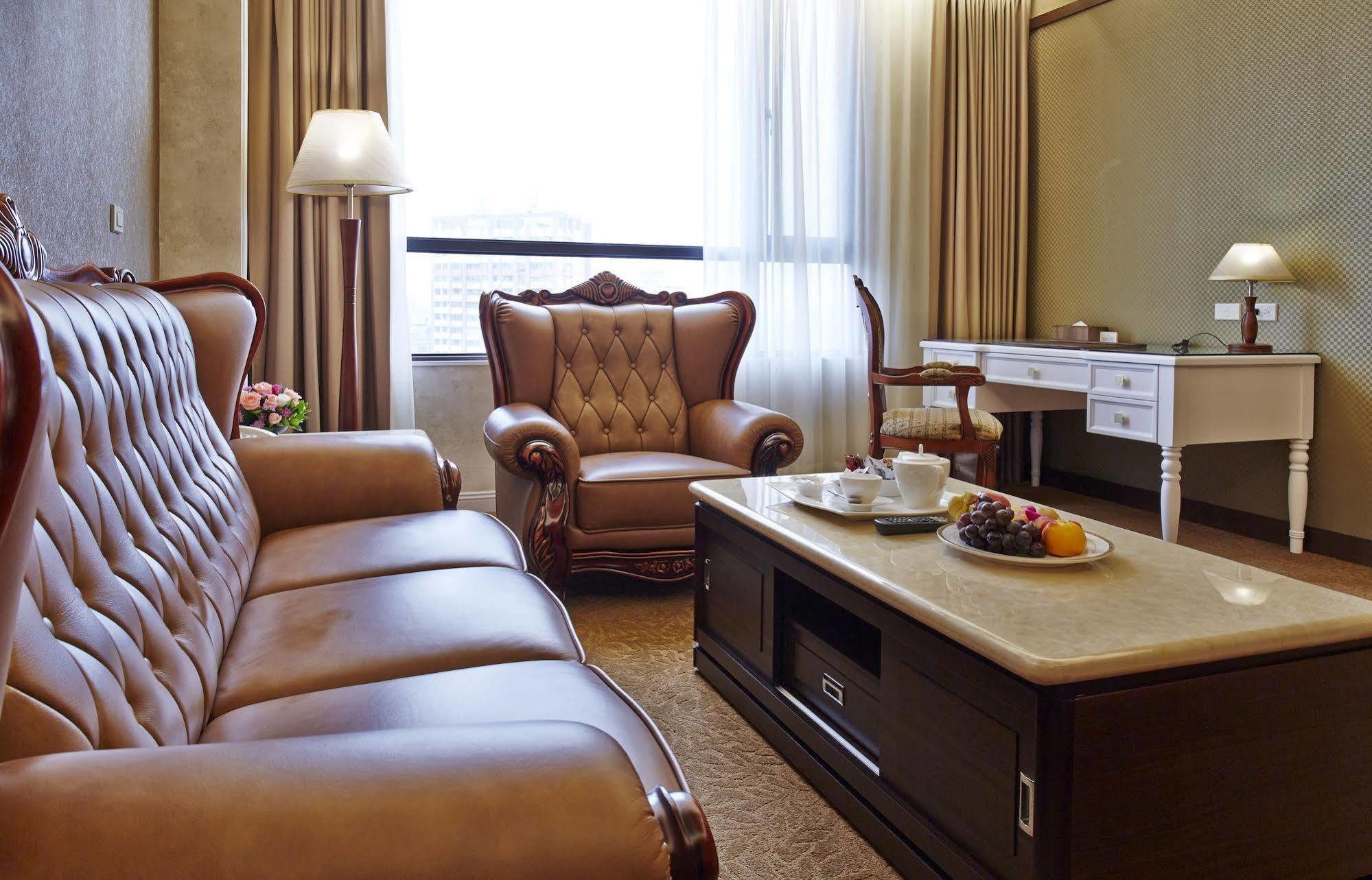Royal Chiayi Hotel Exterior photo