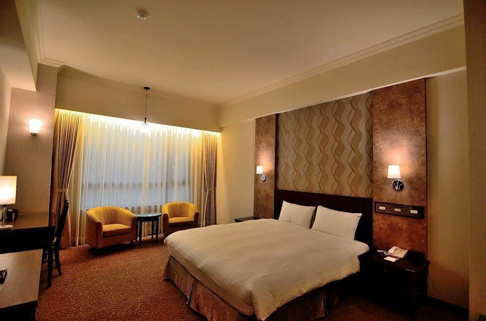 Royal Chiayi Hotel Exterior photo